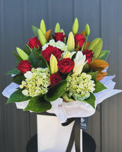 Load image into Gallery viewer, Lovers Box of Blooms