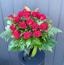 Load image into Gallery viewer, 21 Long Stem Roses In Vase
